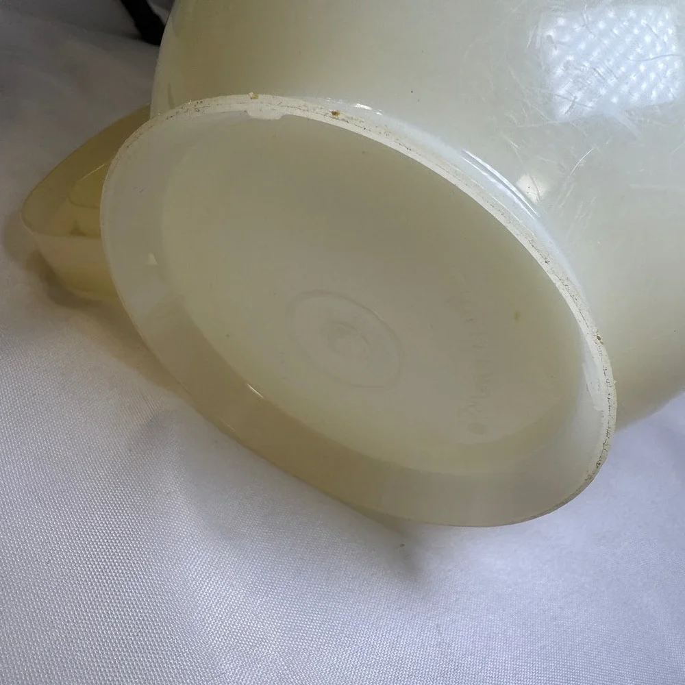 Vintage Tupperware Mix-N-Stor 2 Quart‎ Measuring Pitcher with Lid 1243 Cream